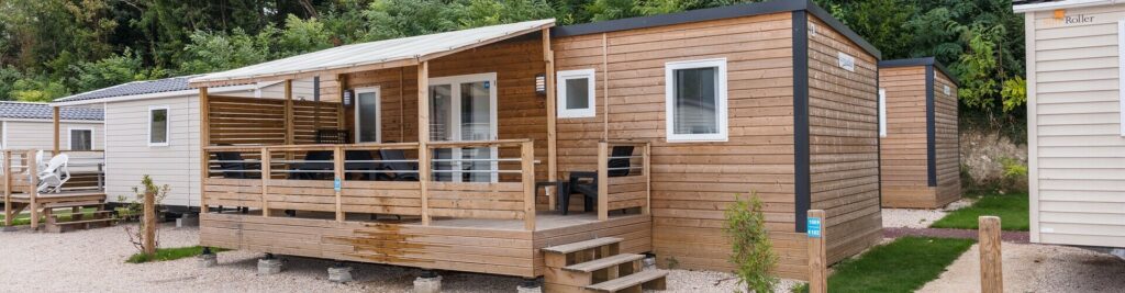 Mibilhome en bois avec terrasse